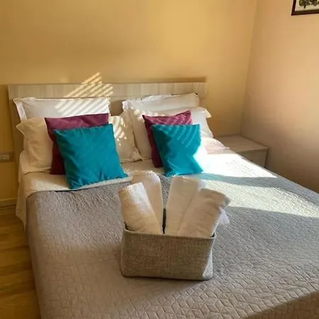 *heart Of New Bazaar 1 Bed Apt* * Tiran